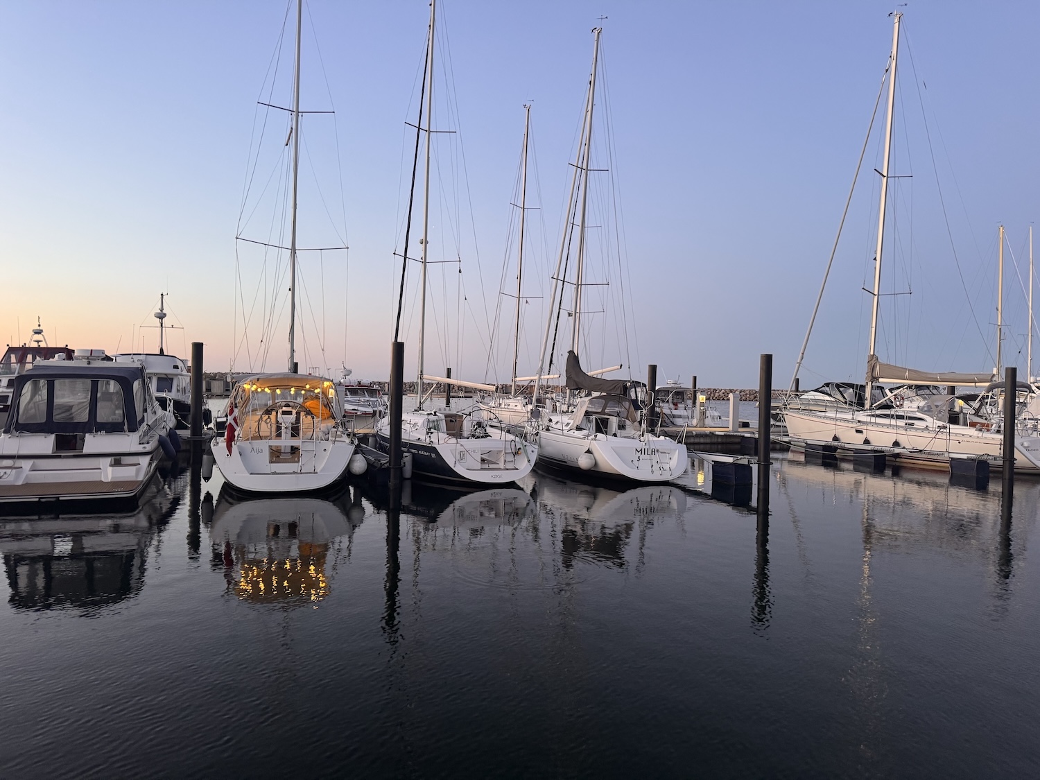 Bådehavn om aftenen